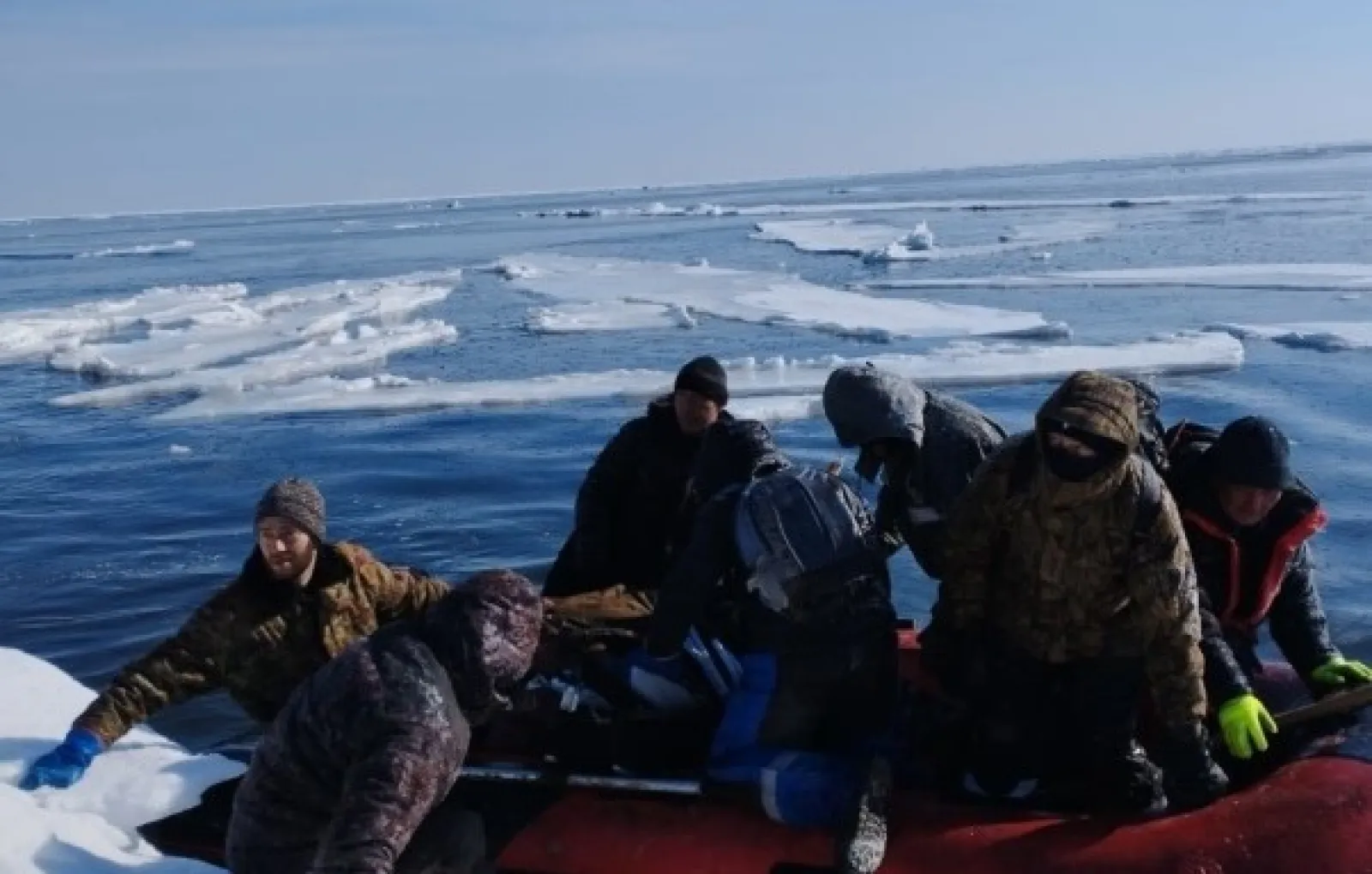Терпящий пассажиры дремлют. Рыбаки на льдине Сахалин. Спасение рыбаков на льдине. Льдина в море. Спасатели рыбаки.