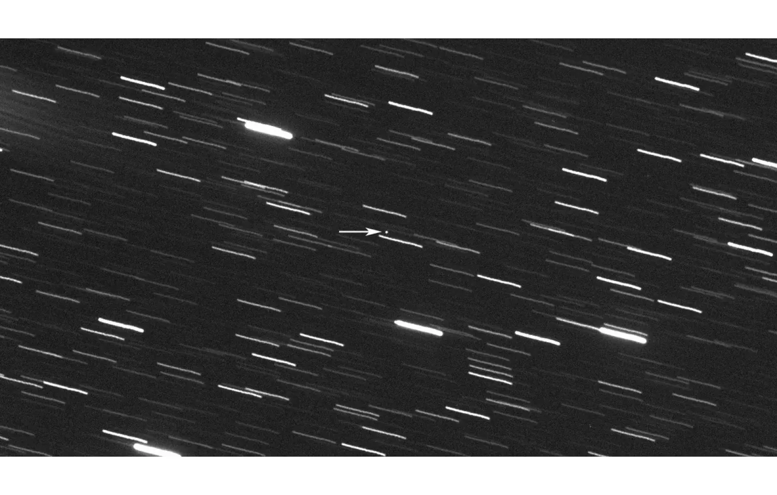 Астероид PHA 2022 RM4 на фоне звёзд, которые на снимке выглядят как полосы. 
