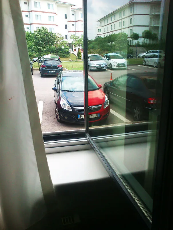 Красно-чёрный опель.