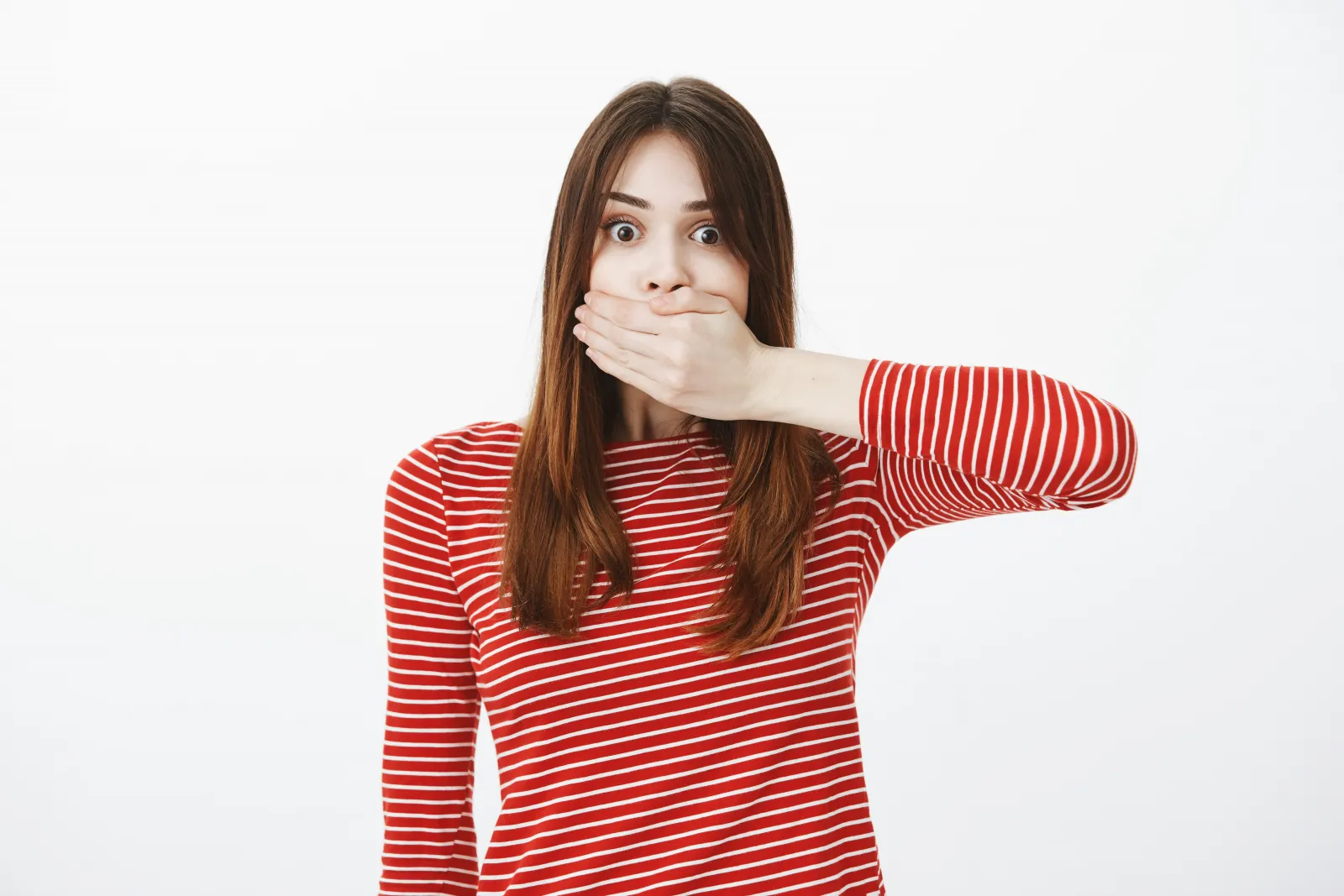 Девушка с закрытым ртом.
