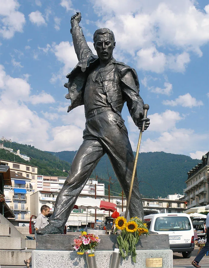 Фредди Меркьюри посвятил альбом 1985 года «Mr. Bad Guy» своим кошкам.