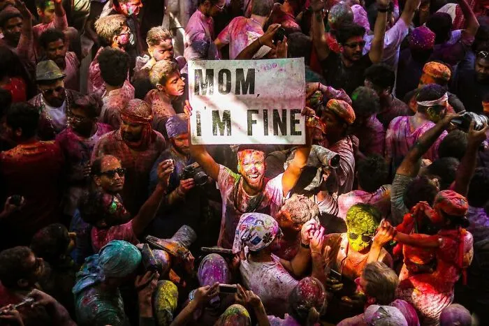 Фестиваль красок действительно неопасное место.