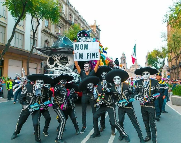 Если сын живой на Дне мертвых, — это хорошая новость.