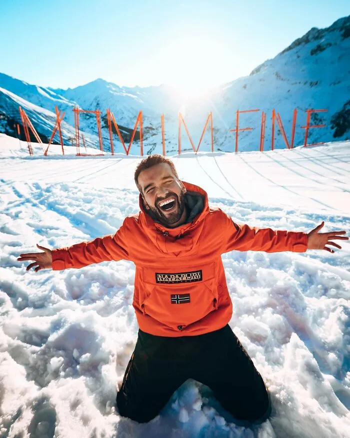 Все-таки про шапку он забывает.