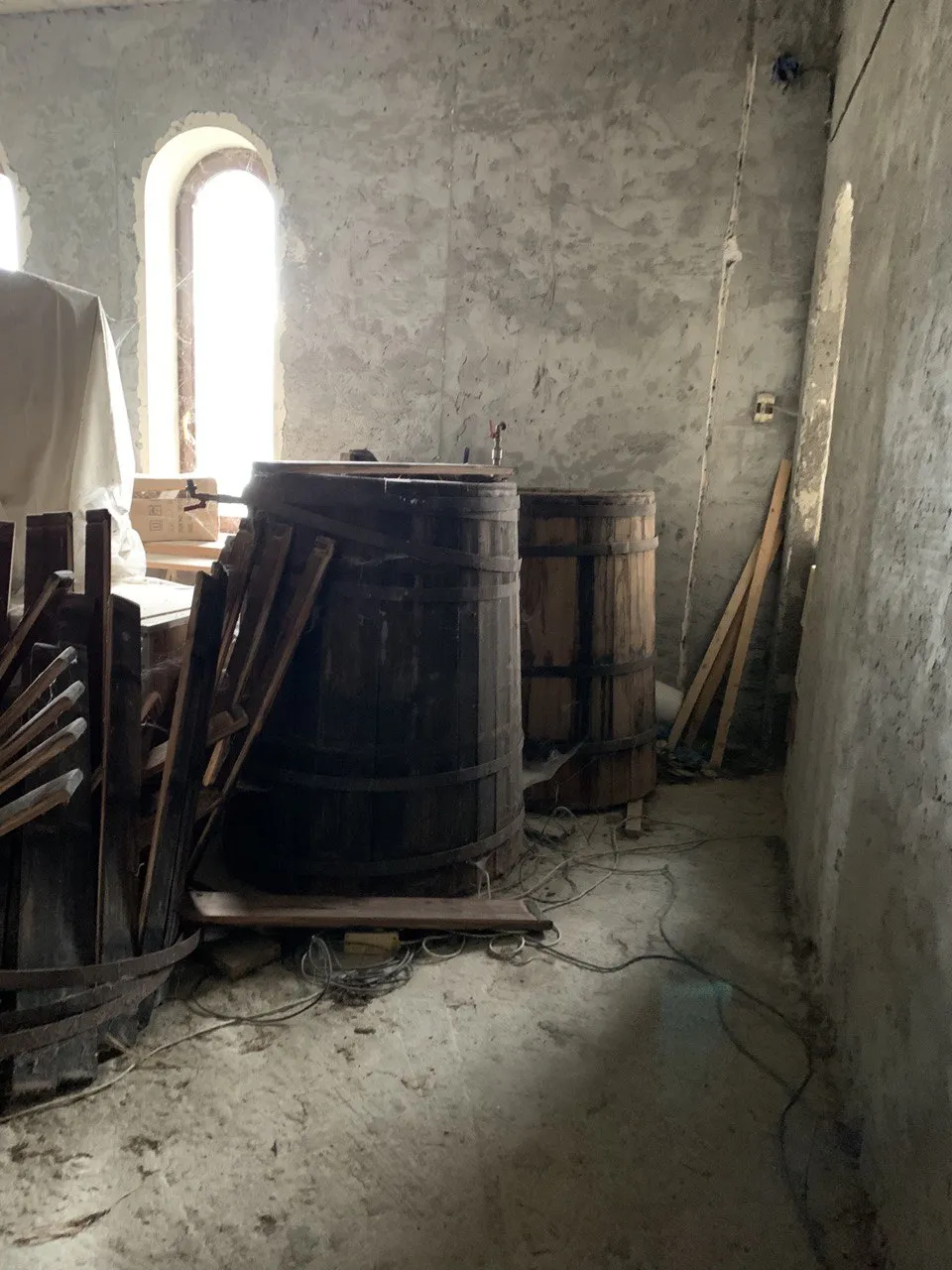 Бочки с вином, обнаруженные в помещениях Фонда Храма Нерукотворного Образа Христа Спасителя.