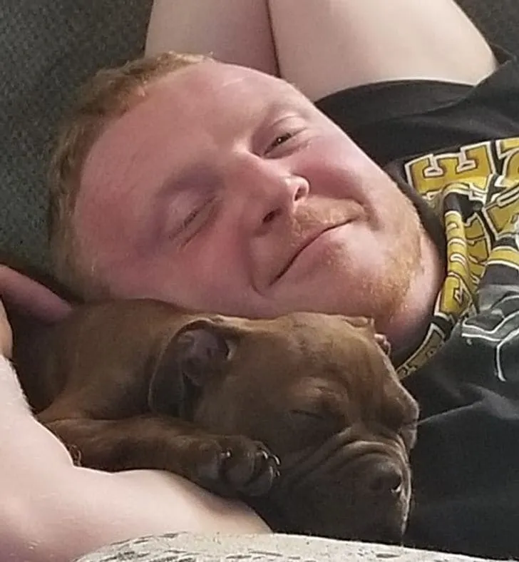 «Мой парень никогда не хотел собаку, но быстро передумал, когда увидел этого милого малыша».