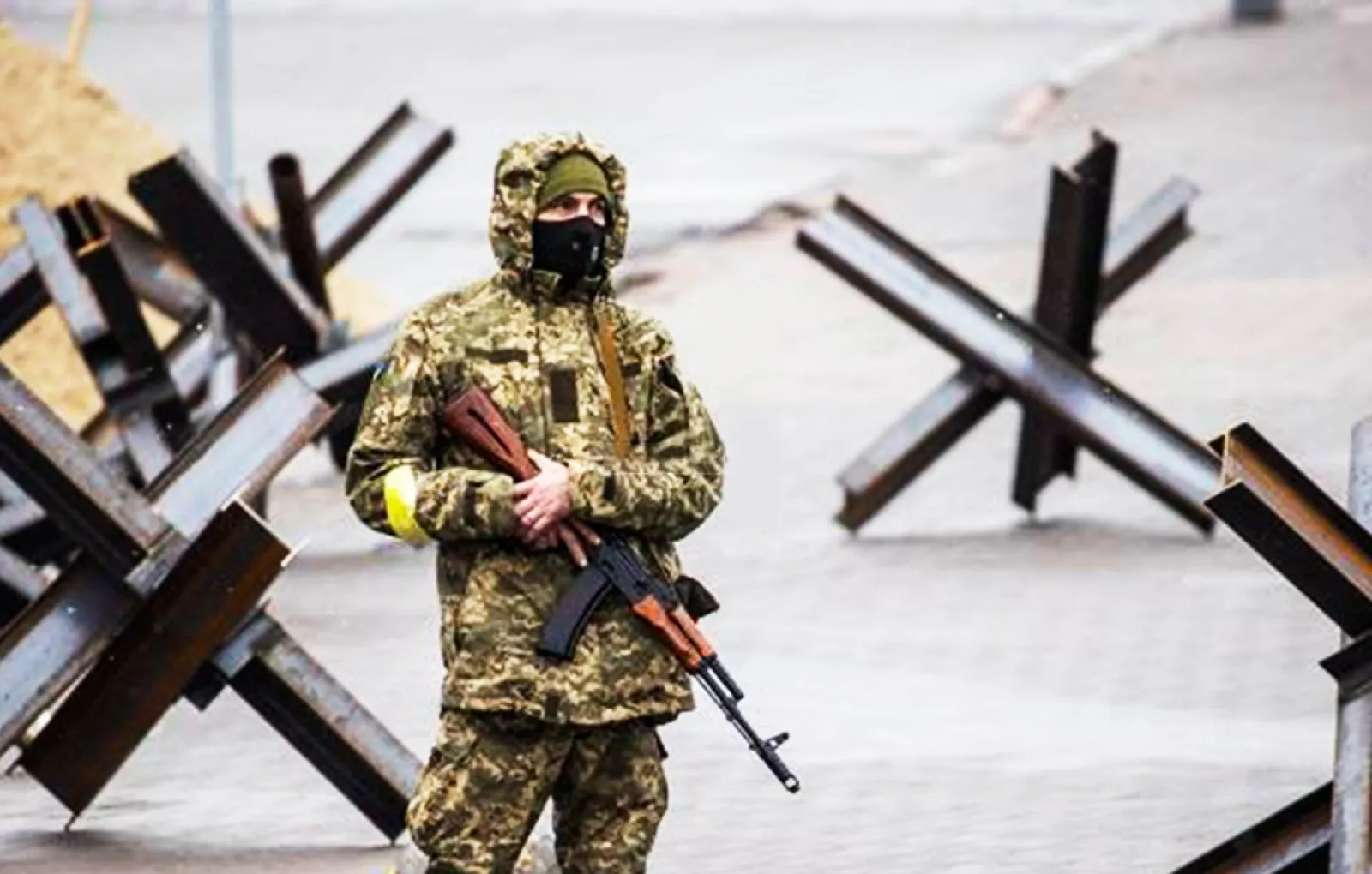 В Киеве и области появились оборонительные сооружения и военные посты