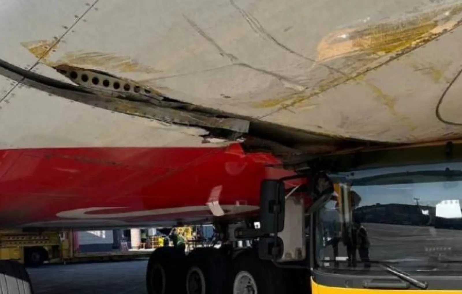 В аэропорту Домодедово грузовик врезался в Airbus A380