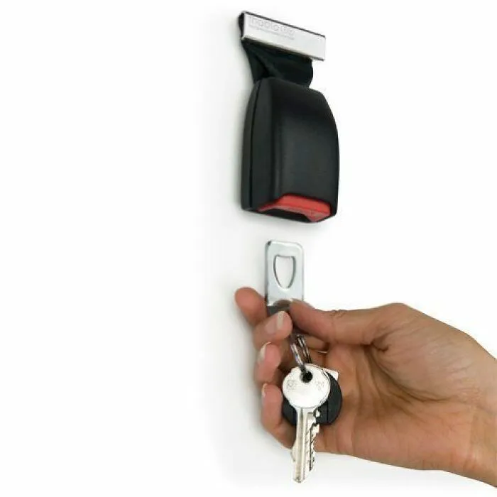 Зачем нужны обычные крючки, если есть автомобильный замок ремня безопасности?