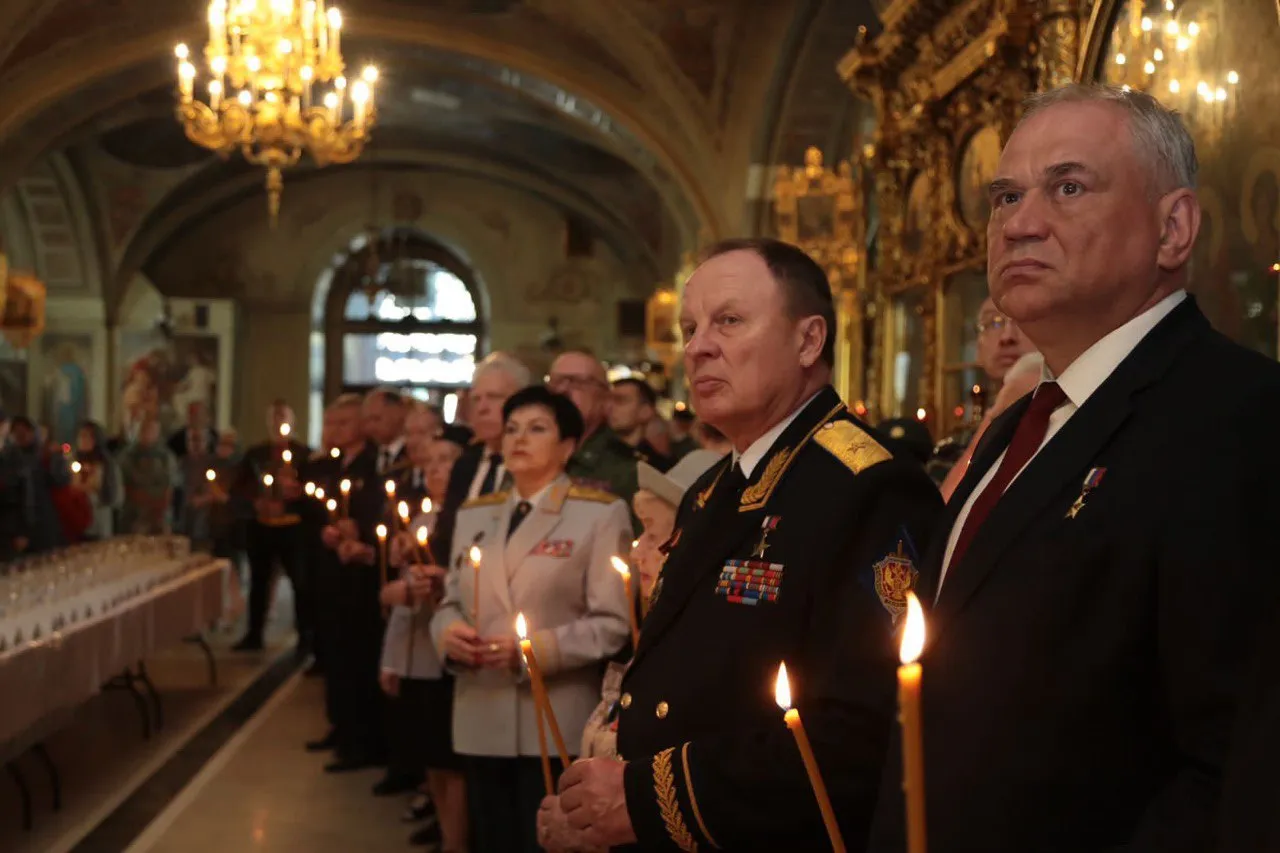 Генерал-майор Сергей Липовой (в центре).