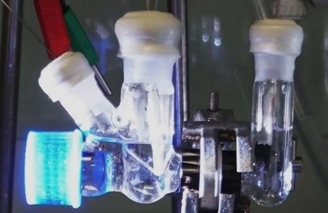 Новый солнечный реактор умеет превращать пластиковые отходы и СО2 в полезные вещества.