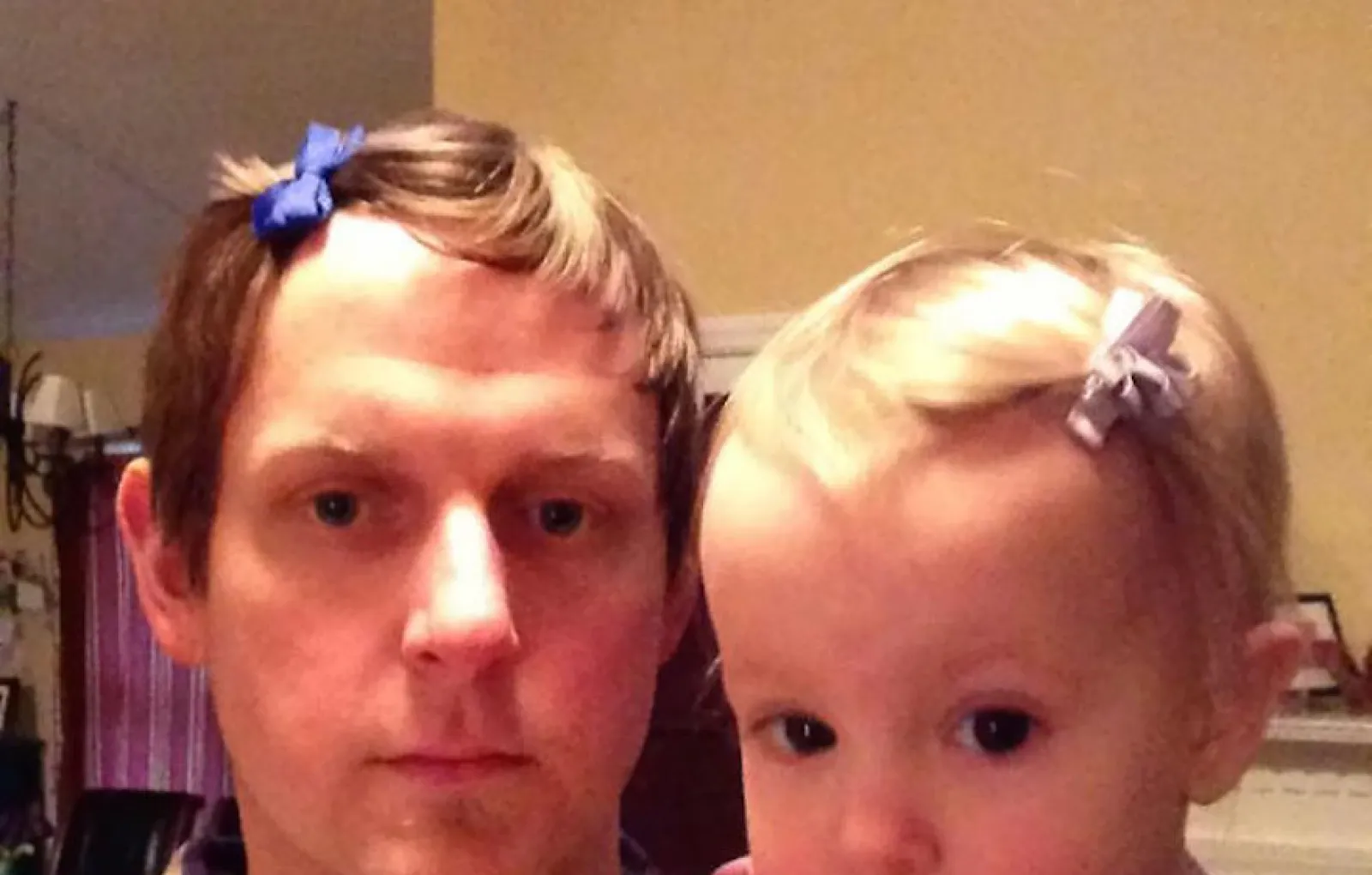 Бант подчеркивает полоски на рубашке папы. Дочка определенно будущий стилист!