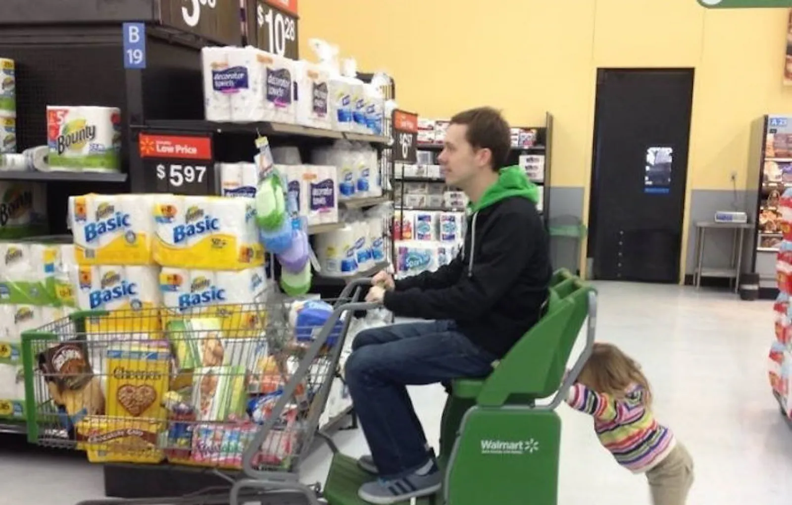 Главное, что ребенку весело. Ну и папе хорошо.