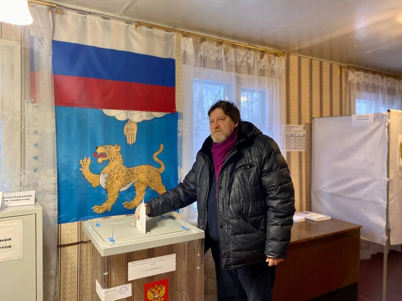 Директор Пушкинского музея-заповедника «Михайловское» Георгий Василевич голосует на выборах губернатора Псковской области.