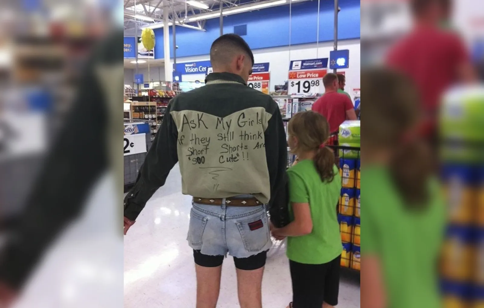 Надпись: «Спросите у моих дочерей, до сих пор ли они думают, что „короткие шортики это тааак мило!“»