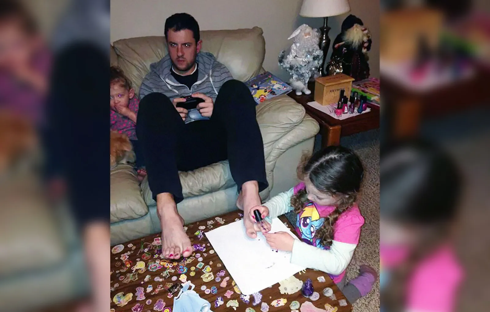 Если педикюр дает возможность спокойно поиграть, то почему бы и нет?