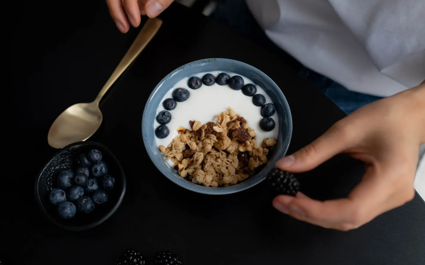 Ягоды с йогуртом.