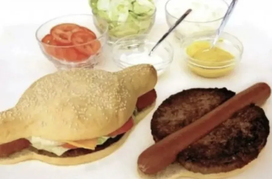 Булочки для гамбург-догов. Сосиску нужно вставить в котлетку. Только так, и это гамбург-дог.