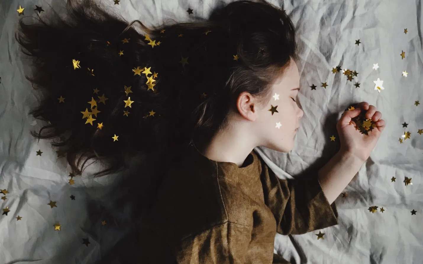 Девочка спит.