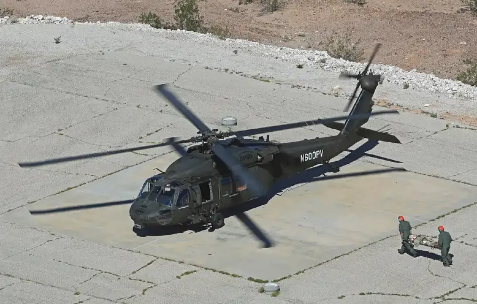 Автономный вертолет подбирает манекен.