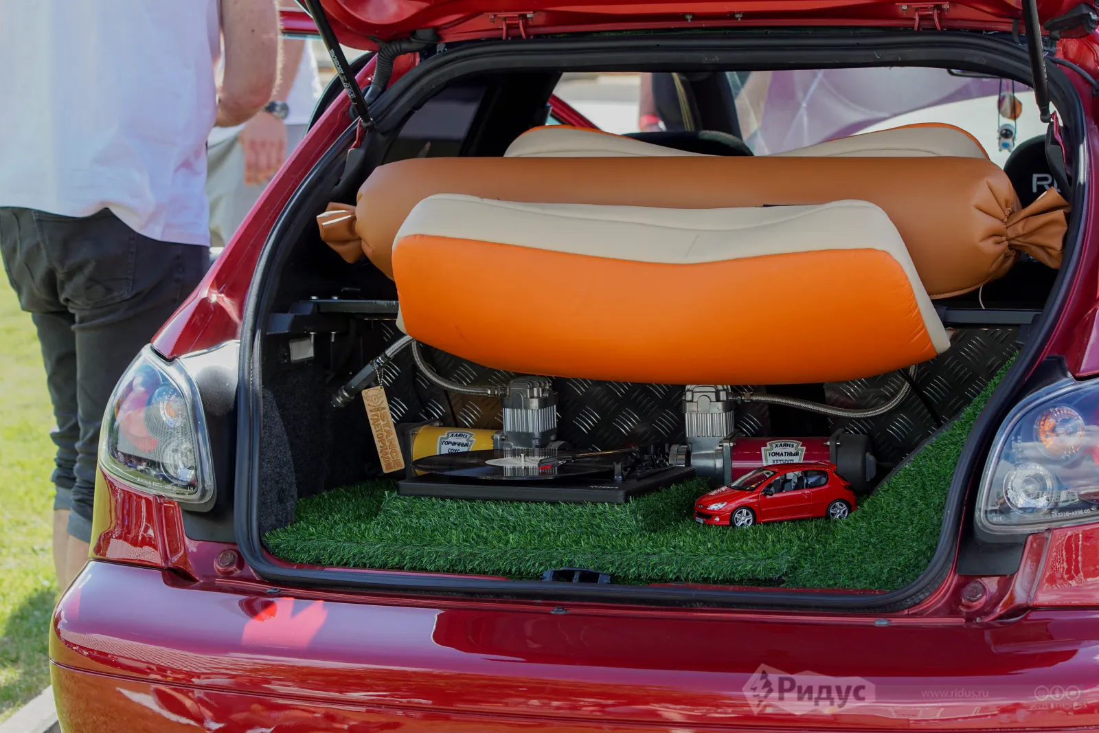 TuningShow-2024, поместить в автомобиль проигрыватель винила - это бесценно.  