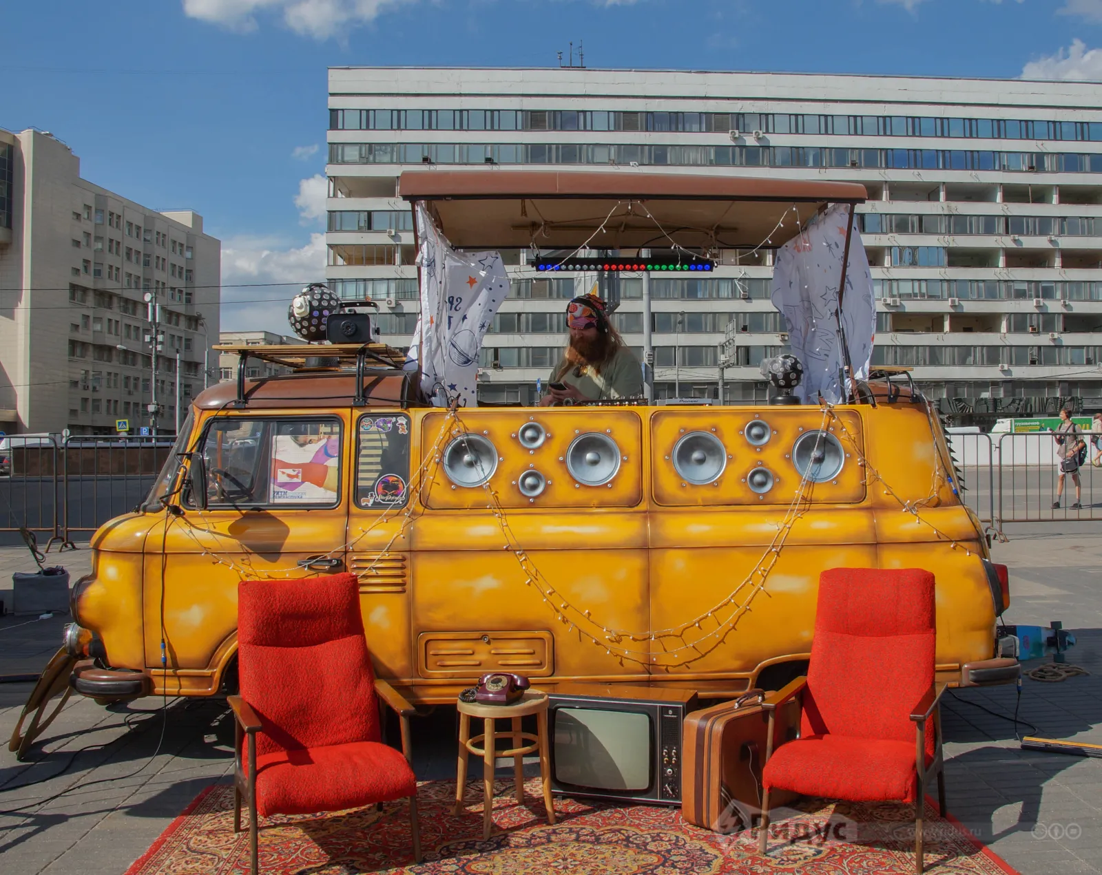 TuningShow-2024, стильный передвижной диджейский пульт.  