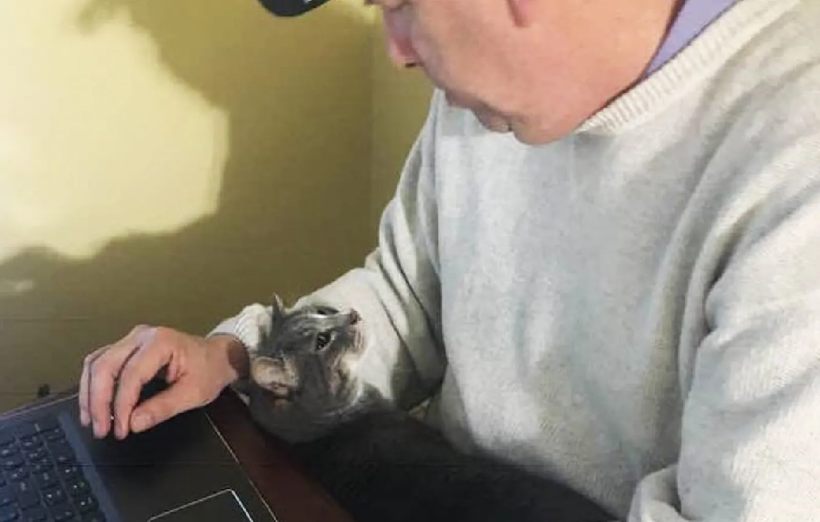 «Папа часто говорил, что терпеть не может мою кошку. Как-то раз он приехал ко мне в гости на праздники, и я увидела, что он сидит вот так».