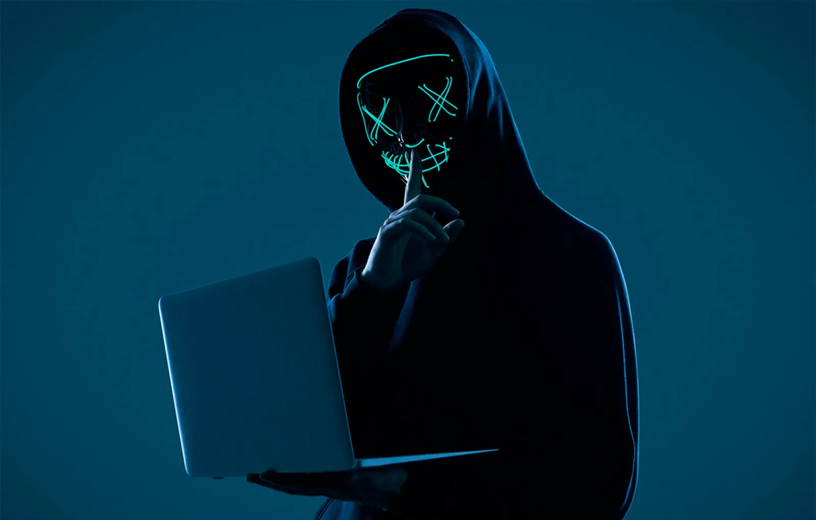 Хакеры взламывают игры. Хакер анонимус. Компьютерный хакер. Фотография хакера. Кардеры хакеры.