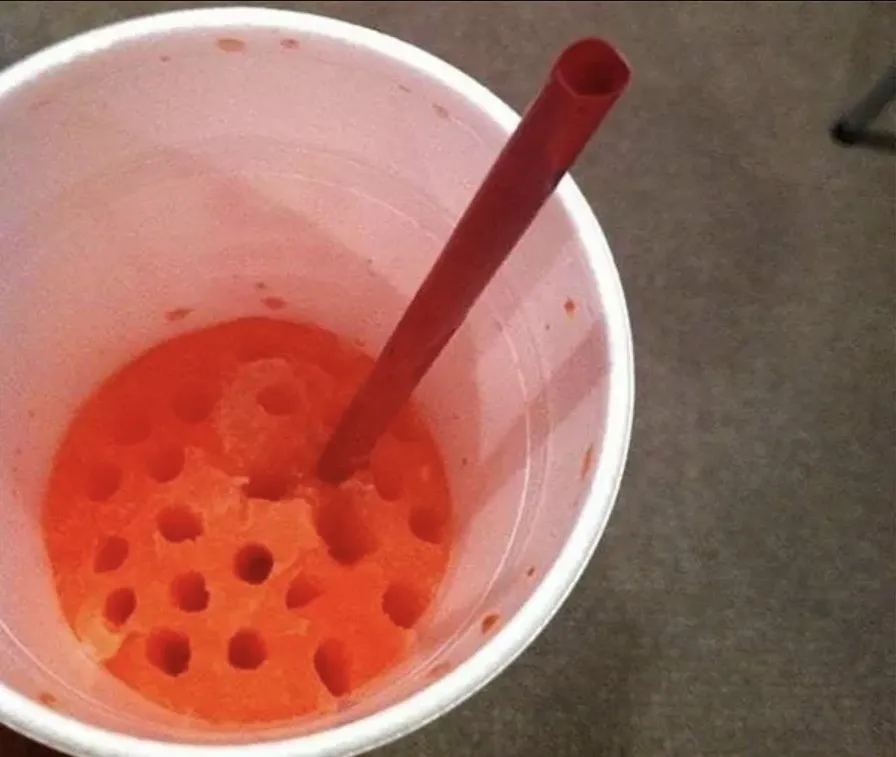 Жаба не позволяет выбросить недопитое, а законы физики — допить. 