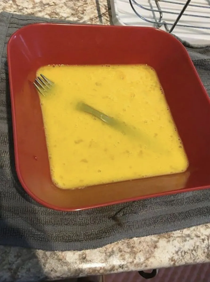 Даже если помыть вилку, все равно бактерии с ручки останутся в еде.