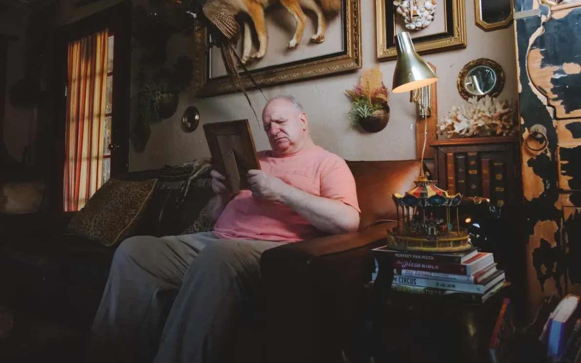 Пожилой мужчина.