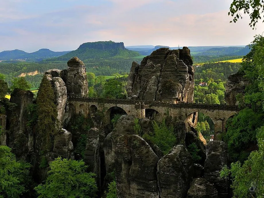 Мост Бастай расположен в горах Эльбы Саксонской Швейцарии в Германии.