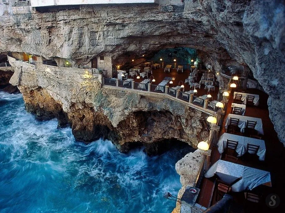 Ресторан The Cliff (Grotta Palazzese) был построен в пещере в районе Апулии, Италия.
