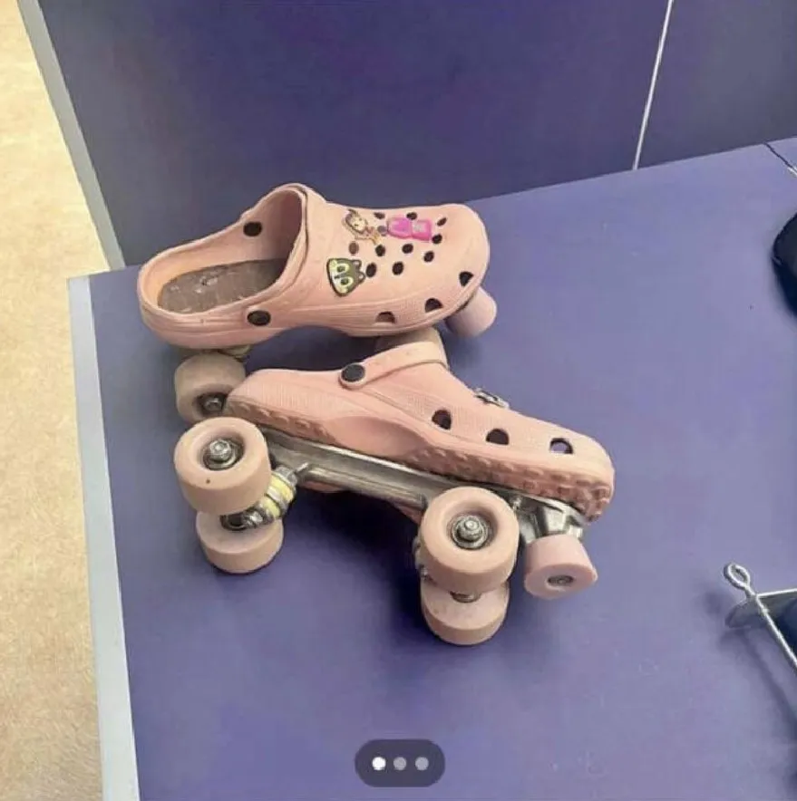 Эти стильные ролики хозяин на полном серьезе продает за 80 долларов (7500 рублей). 