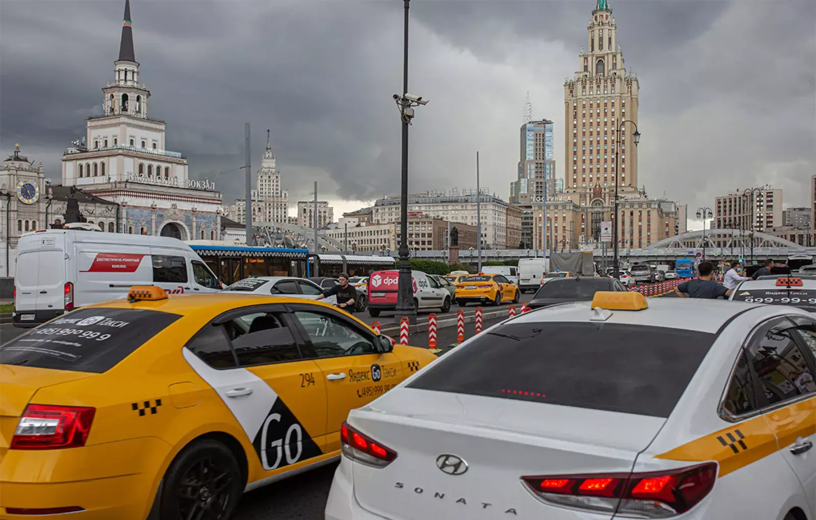 Таксист устроил массовое ДТП в Москве и скрылся с места аварии