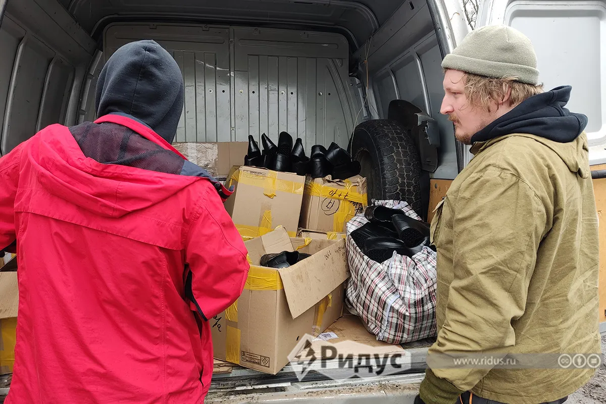 Иван и Артём тасуют галоши