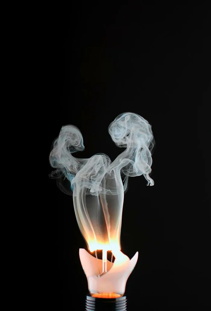 Призрак в разбитой лампочке.