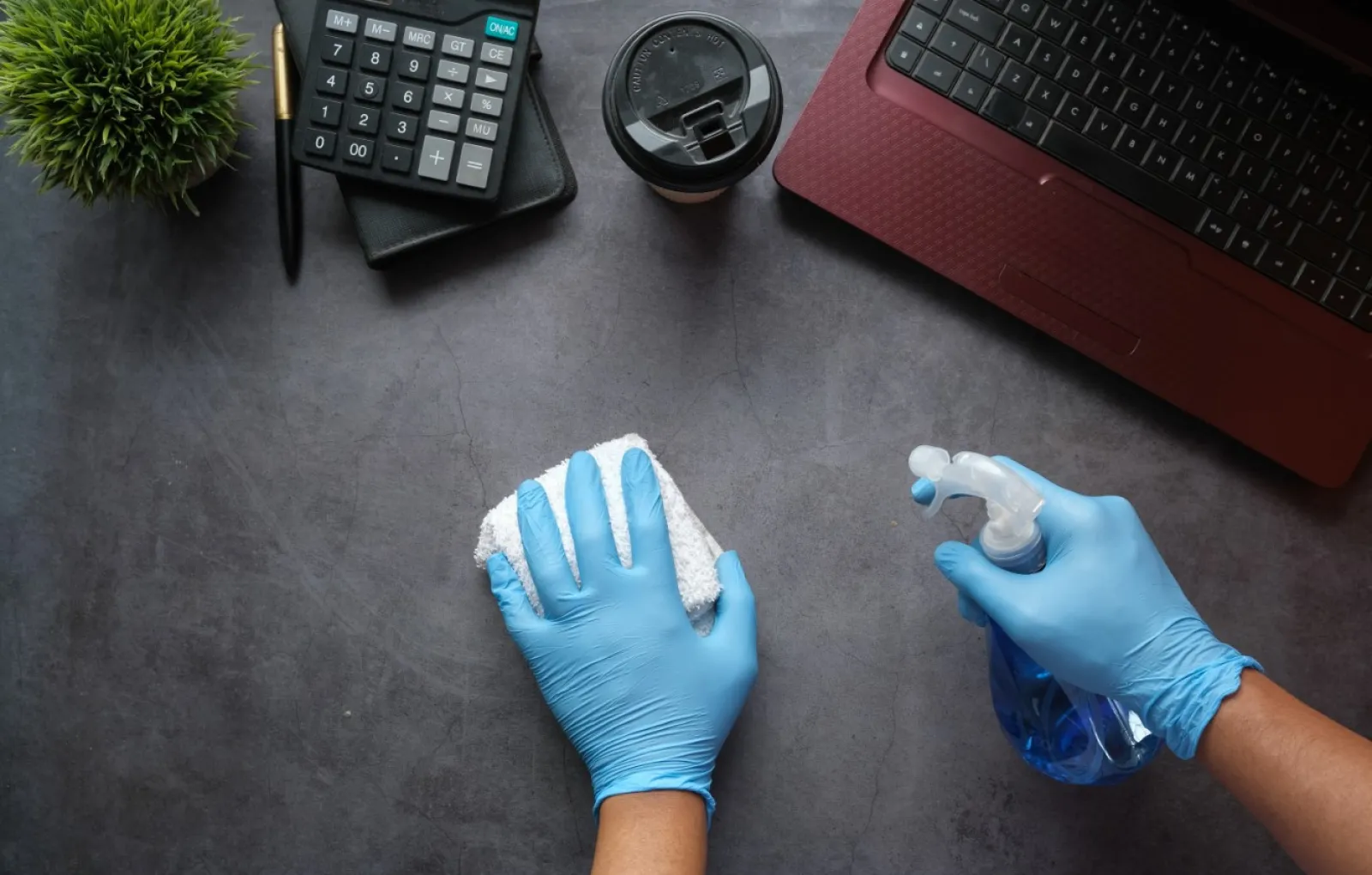 Держите средства для уборки под рукой.