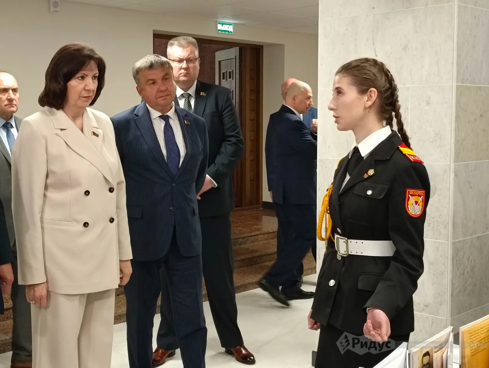 Наталья Кочанова разговаривает с правнучкой ветерана. 