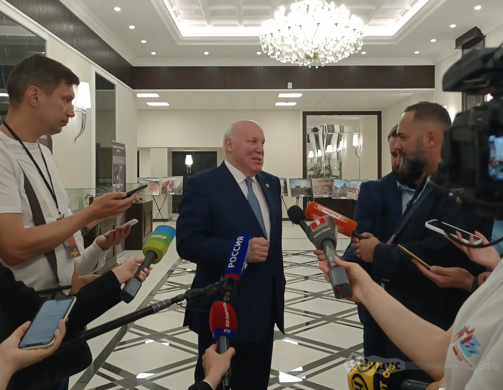 Дмитрий Мезинцев отвечает на вопросы журналистов. 