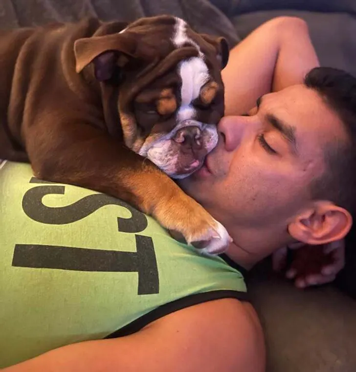 «Вот как он спит со щенком, которого он не хотел».