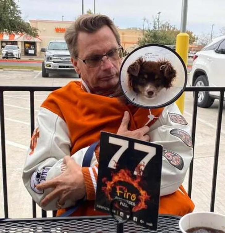 «Папа держит собаку, которую в детстве не давал мне согреть своей курткой».