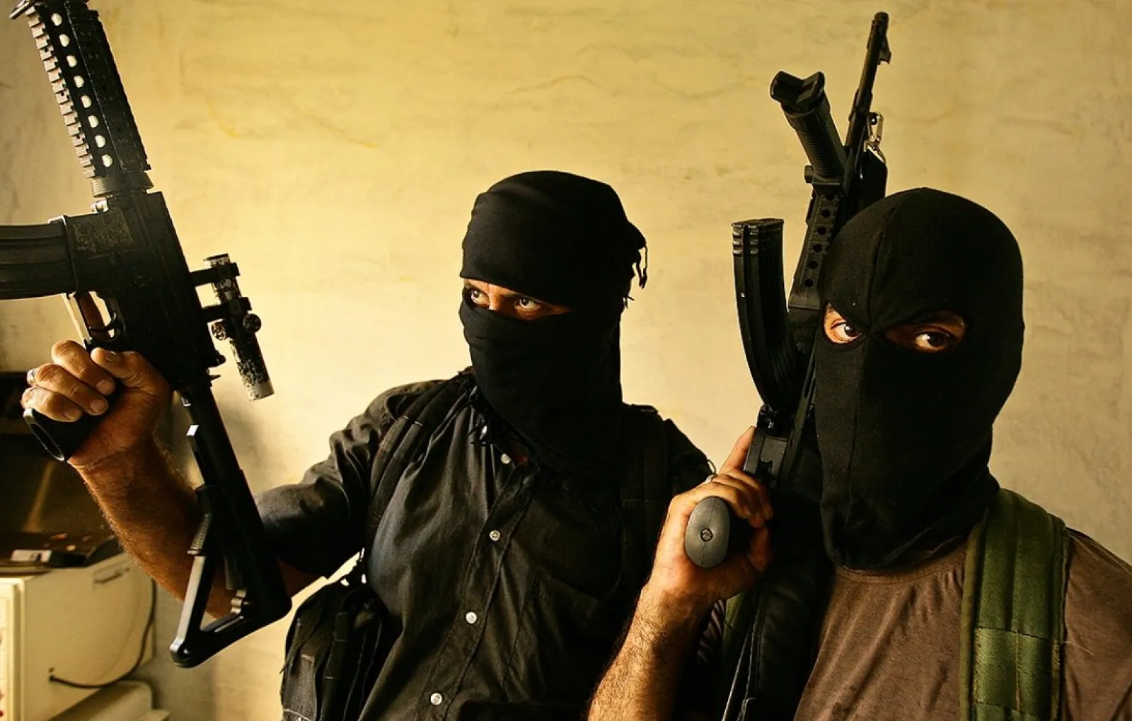 Это точно те террористы. Террористы в масках с оружием. Террорист в маске с автоматом.