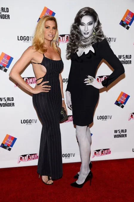 Это дрэг-исполнитель Мэтью Сандерсон на красной ковровой дорожке перед финальной вечеринкой RuPaul's Drag Race.