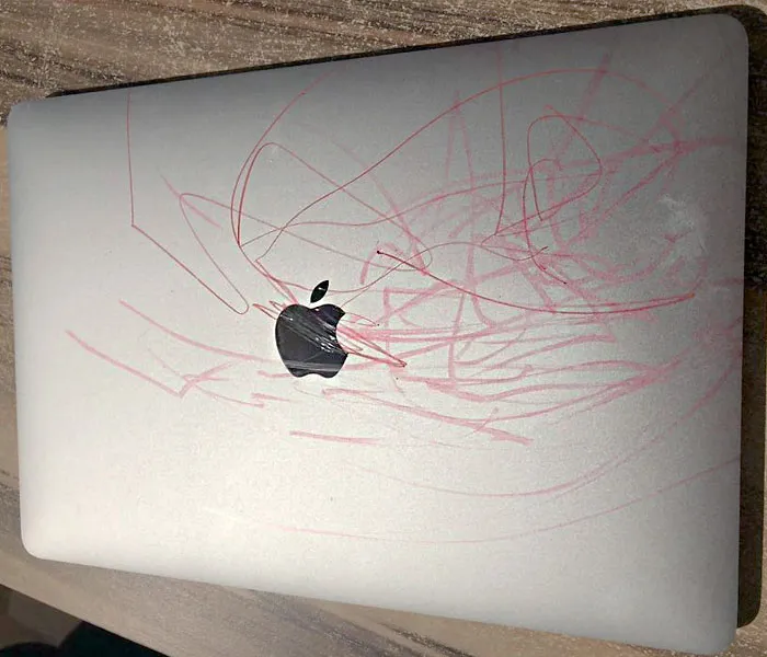 Годовалый малыш обновил MacBook Pro.