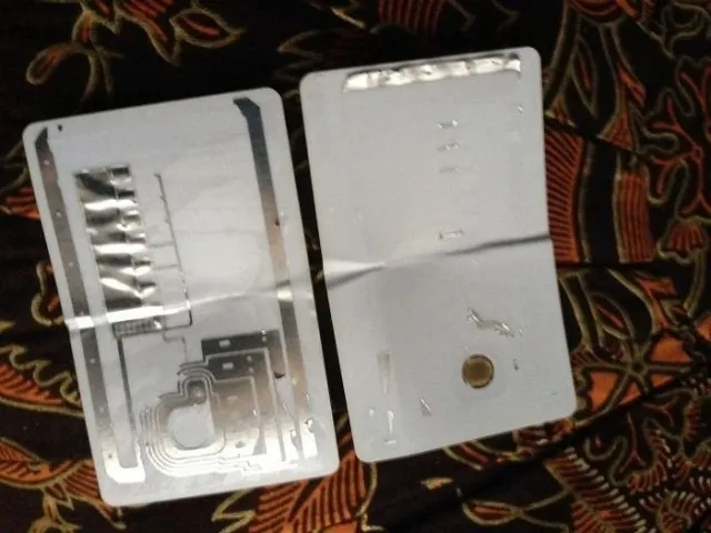 Банковская карта внутри.