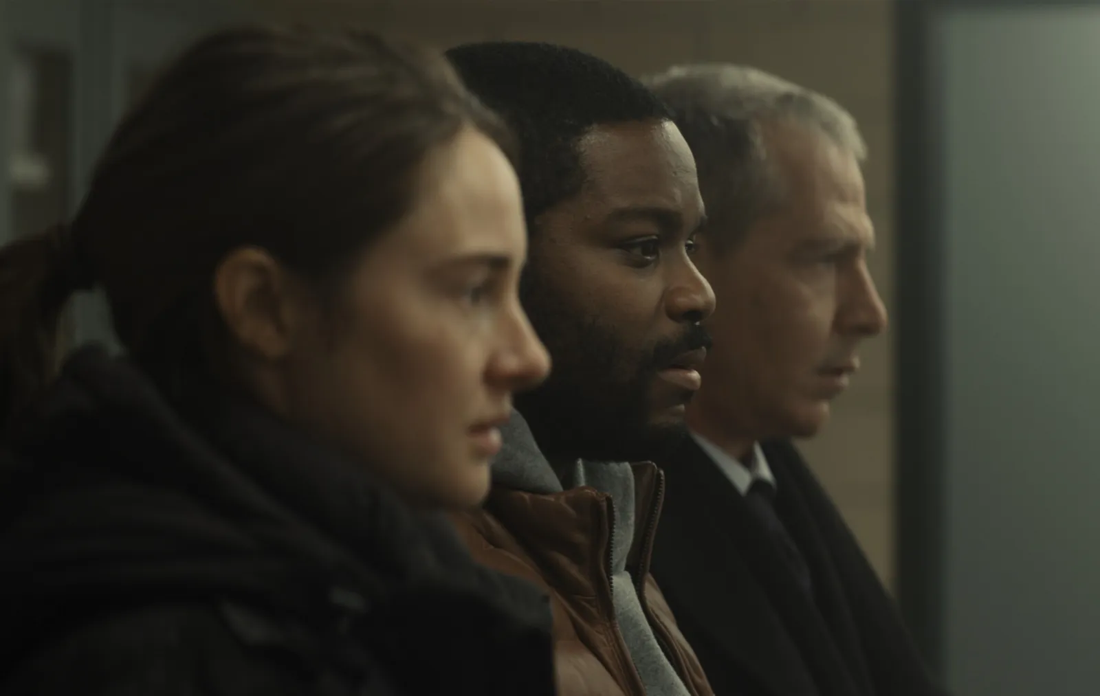 Джован Адепо (посередине) откровенно теряется на фоне основного дуэта. И это неудивительно.