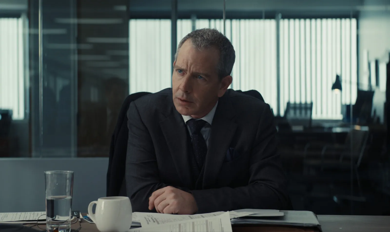 Герой Бена Мендельсона - принципиальный правдоруб. А таким препоны ставят все, кому не лень.