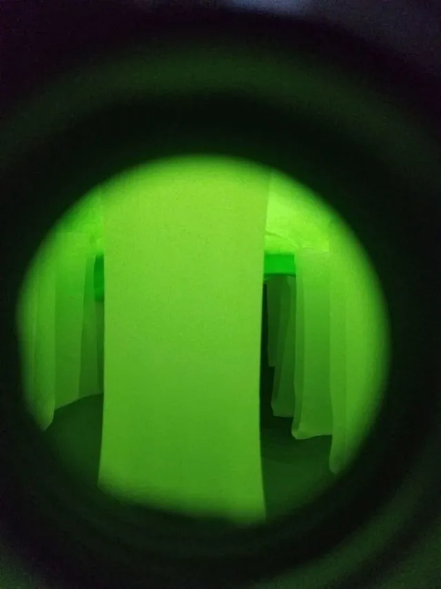 Внутри надувной матрас выглядит слегка инопланетно.