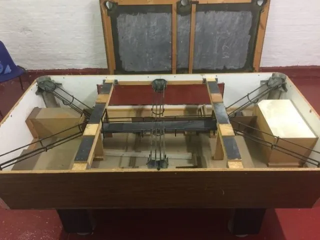 Бильярдный стол внутри.